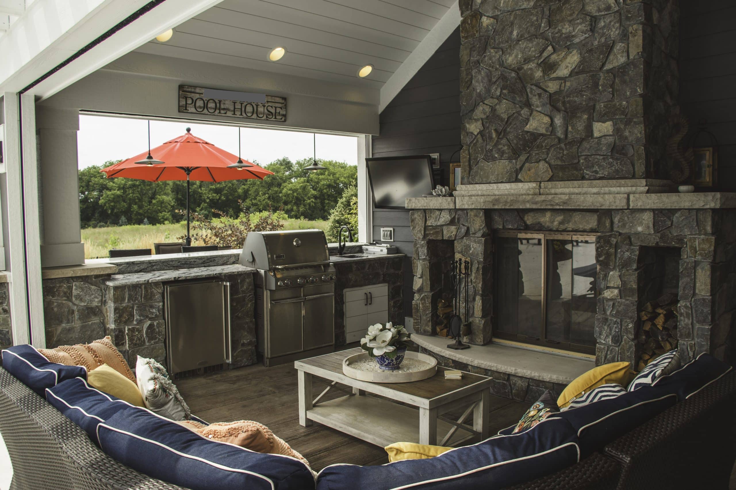 Outdoor Kitchen & Bars